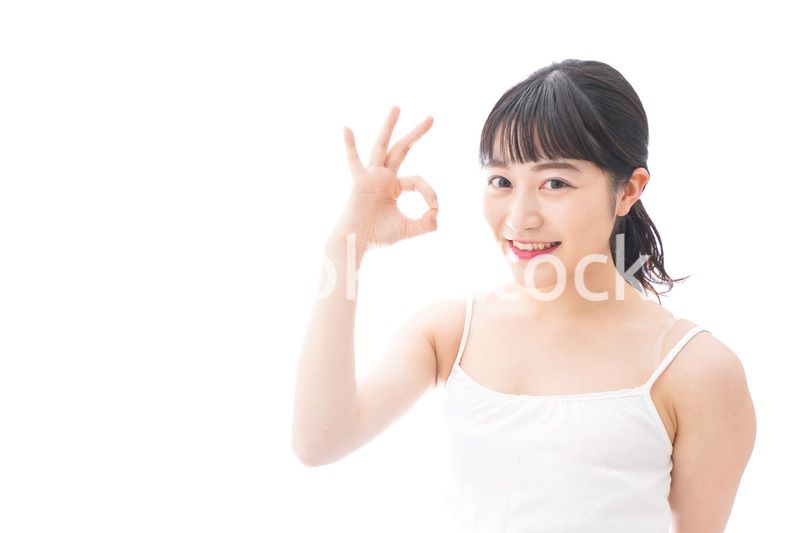OKサインをするをする笑顔の若い女性