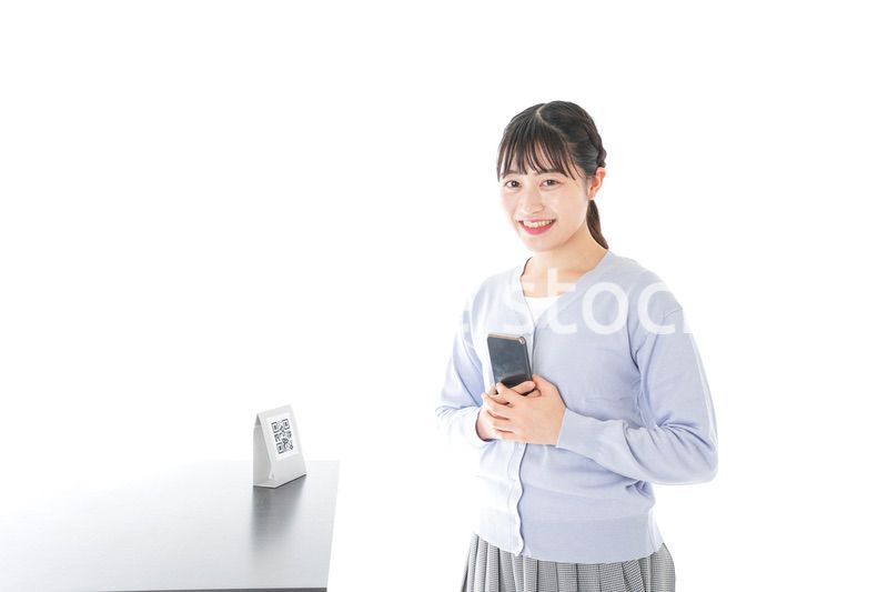 QRコード決済をする若い女性