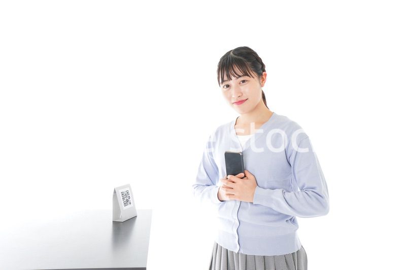 キャッシュレス決済をする若い女性