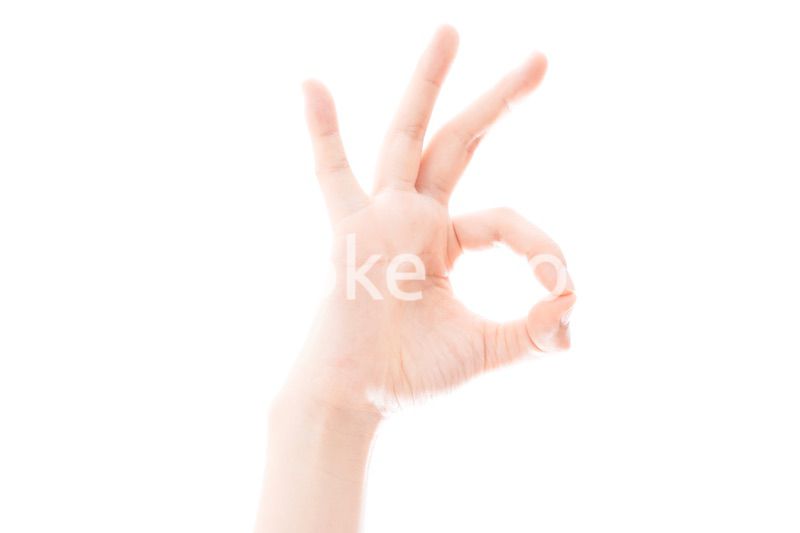 OKサインをするをする笑顔の若い女性