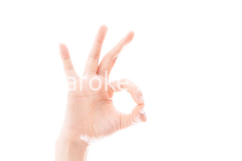 OKサインをするをする笑顔の若い女性