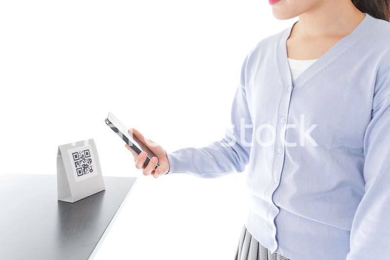 キャッシュレス決済をする若い女性