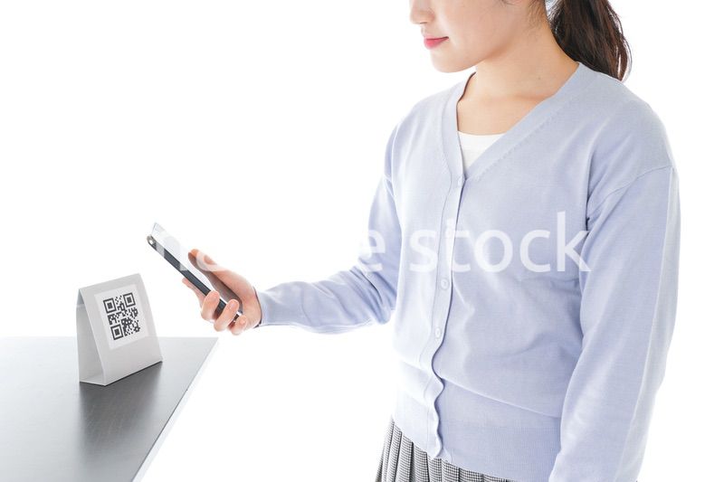 キャッシュレス決済をする若い女性