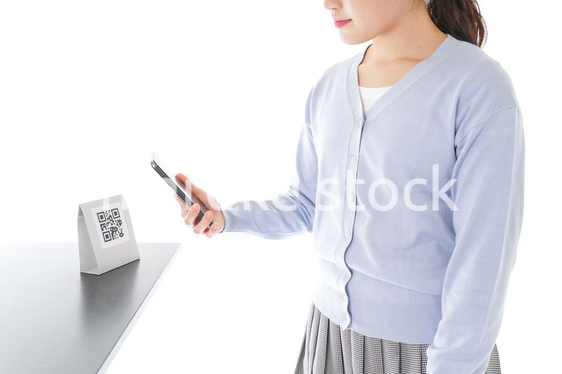 キャッシュレス決済をする若い女性