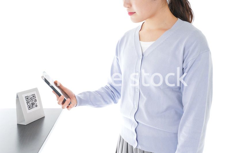 キャッシュレス決済をする若い女性