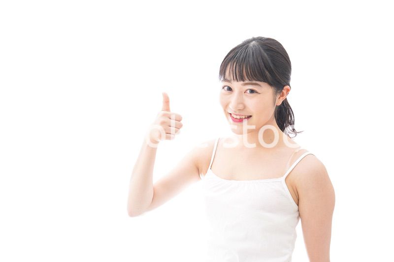 スキンケア・メイクをする若い女性