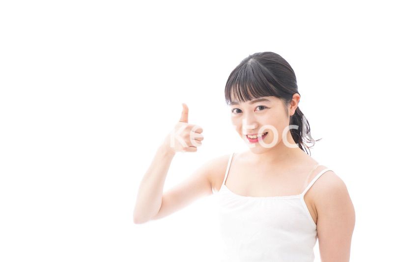 OKサインをするをする笑顔の若い女性