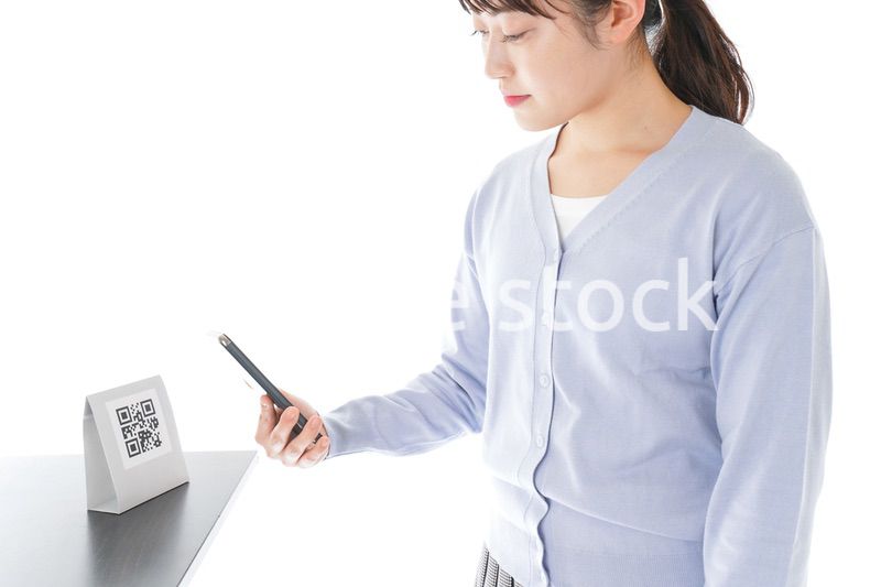 キャッシュレス決済をする若い女性