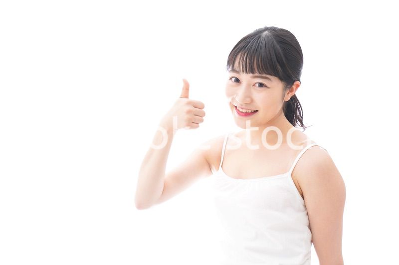 OKサインをするをする笑顔の若い女性