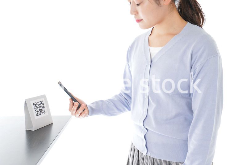 キャッシュレス決済をする若い女性