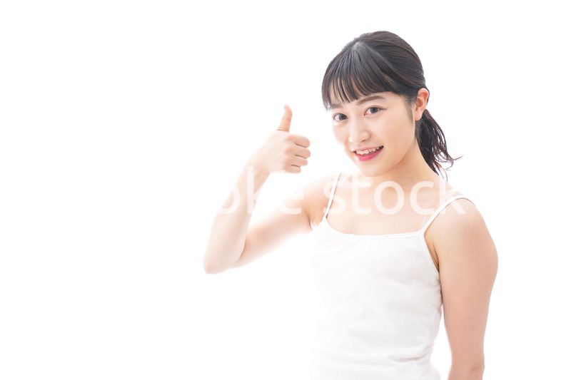 OKサインをするをする笑顔の若い女性