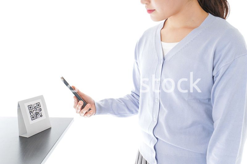 QRコード決済をする若い女性