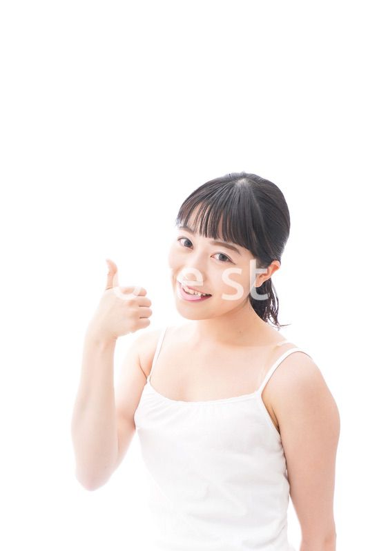 OKサインをするをする笑顔の若い女性