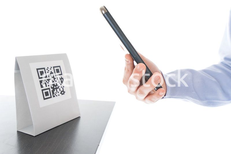 キャッシュレス決済をする若い女性