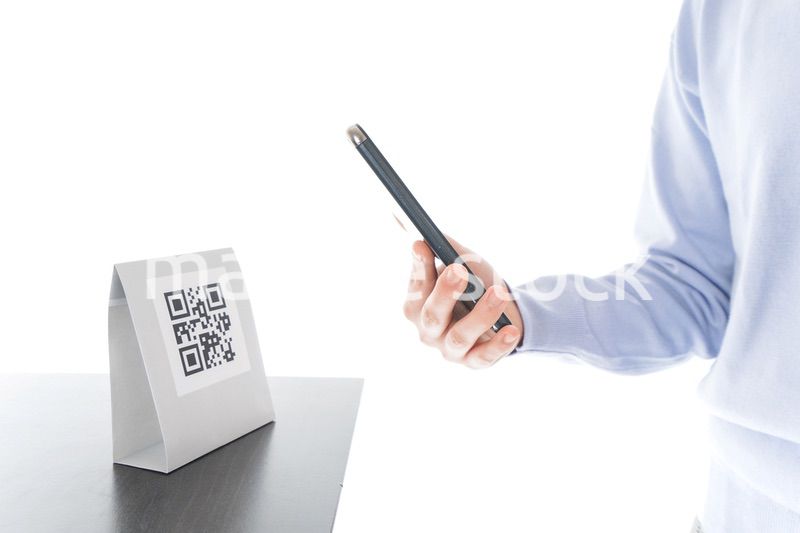 キャッシュレス決済をする若い女性