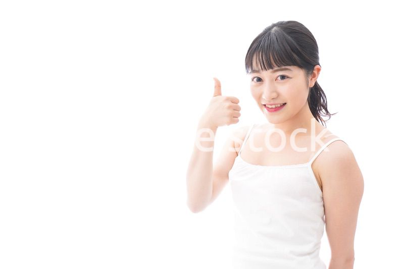 OKサインをするをする笑顔の若い女性