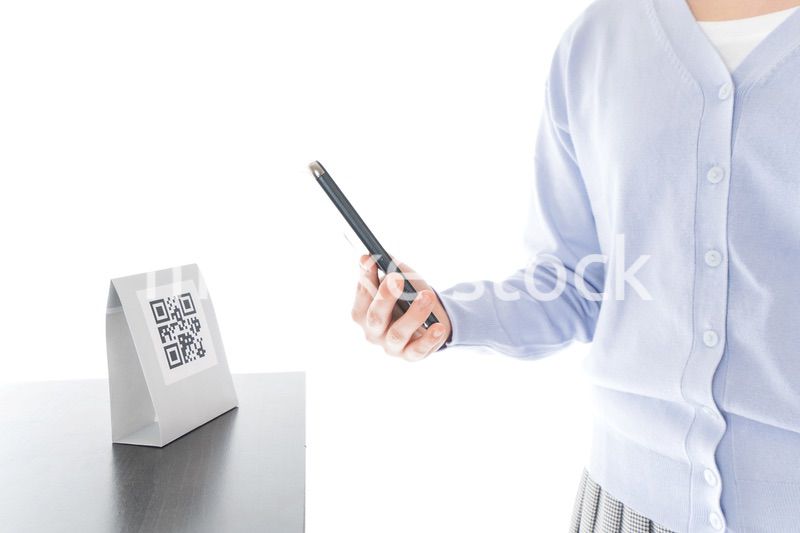 キャッシュレス決済をする若い女性