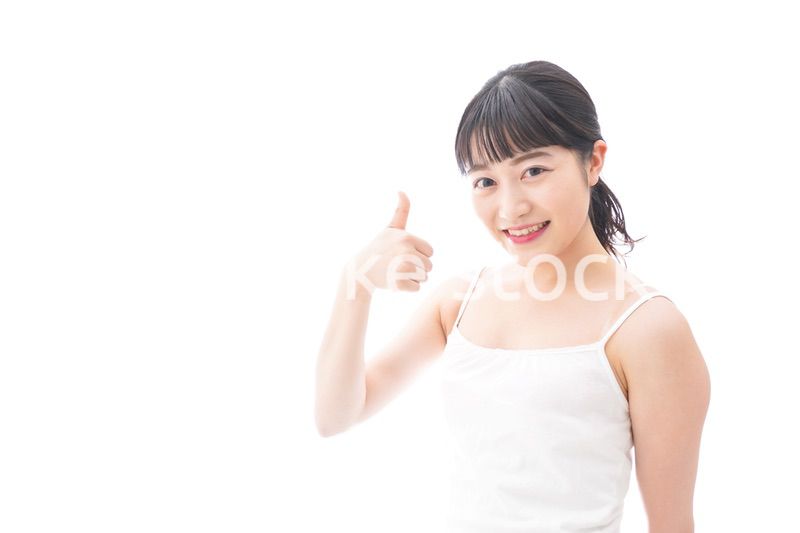 OKサインをするをする笑顔の若い女性