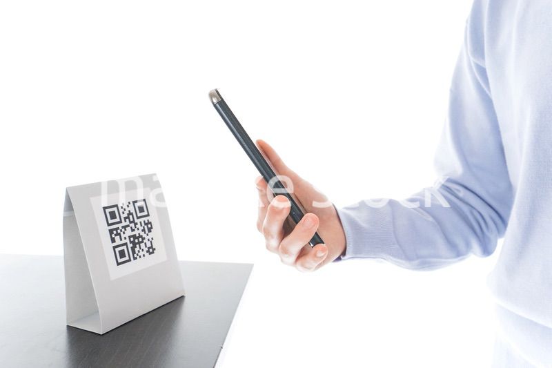 キャッシュレス決済をする若い女性