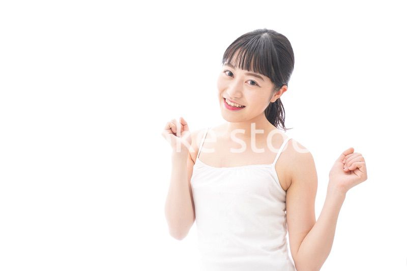 スキンケア・メイクをする若い女性