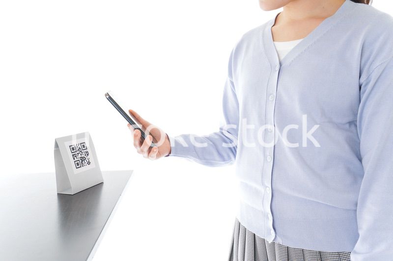 キャッシュレス決済をする若い女性