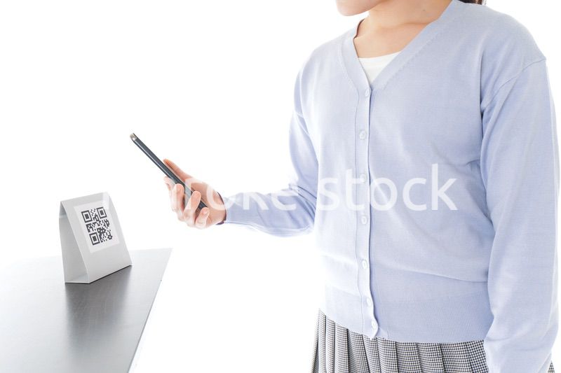 キャッシュレス決済をする若い女性