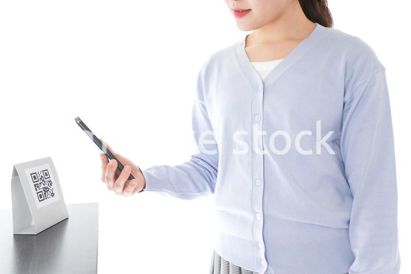 キャッシュレス決済をする若い女性