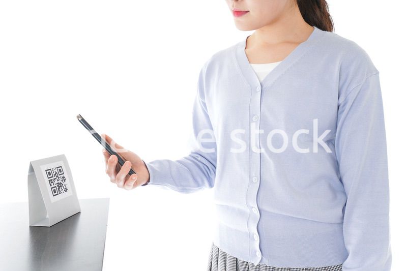 キャッシュレス決済をする若い女性