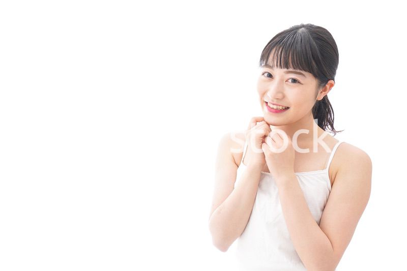 スキンケア・メイクをする若い女性