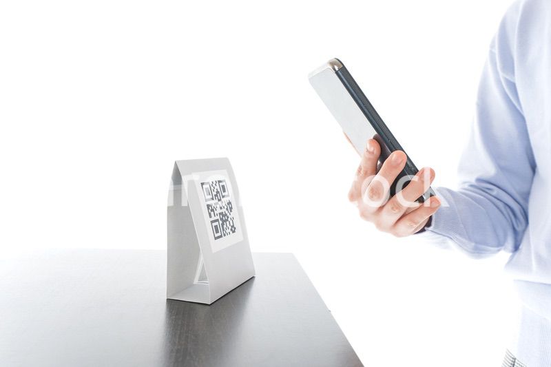 QRコード決済をする若い女性