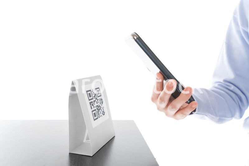 キャッシュレス決済をする若い女性