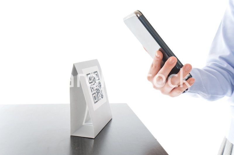 キャッシュレス決済をする若い女性