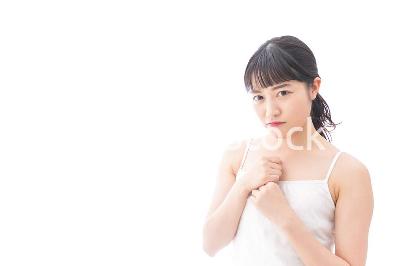 怒りを感じる若い女性