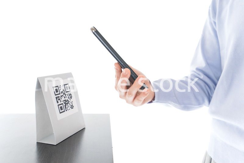 キャッシュレス決済をする若い女性