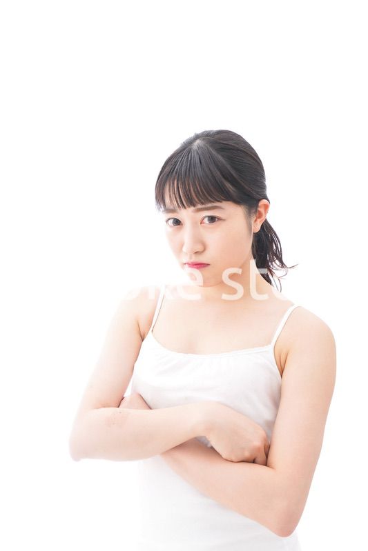 怒りを感じる若い女性