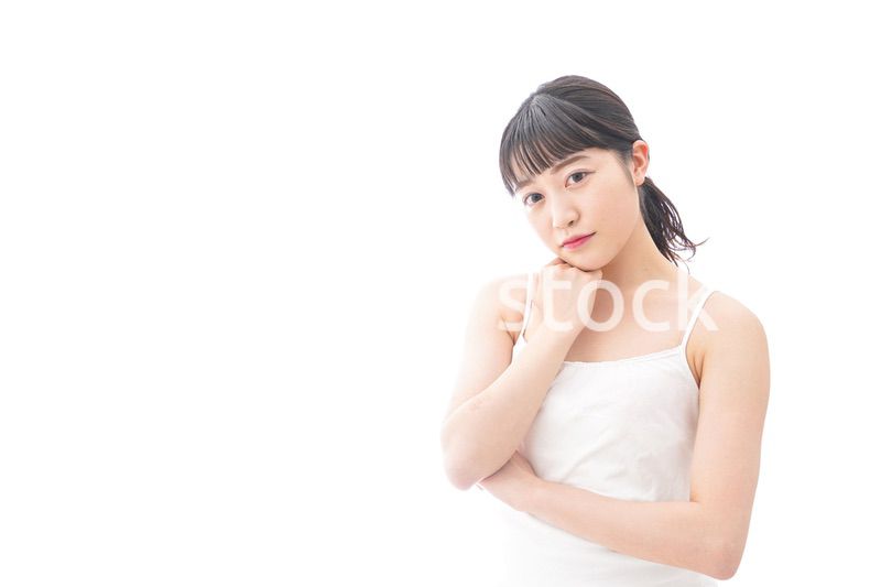 スキンケア・メイクをする若い女性