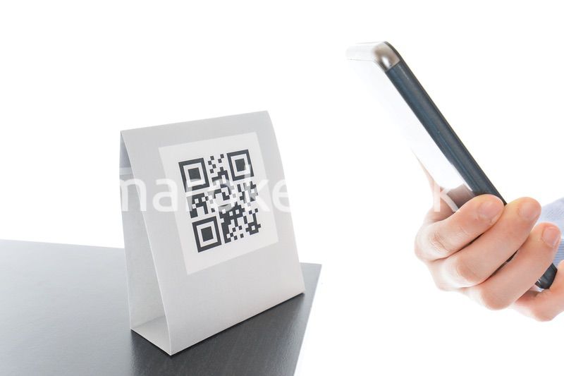 キャッシュレス決済をする若い女性