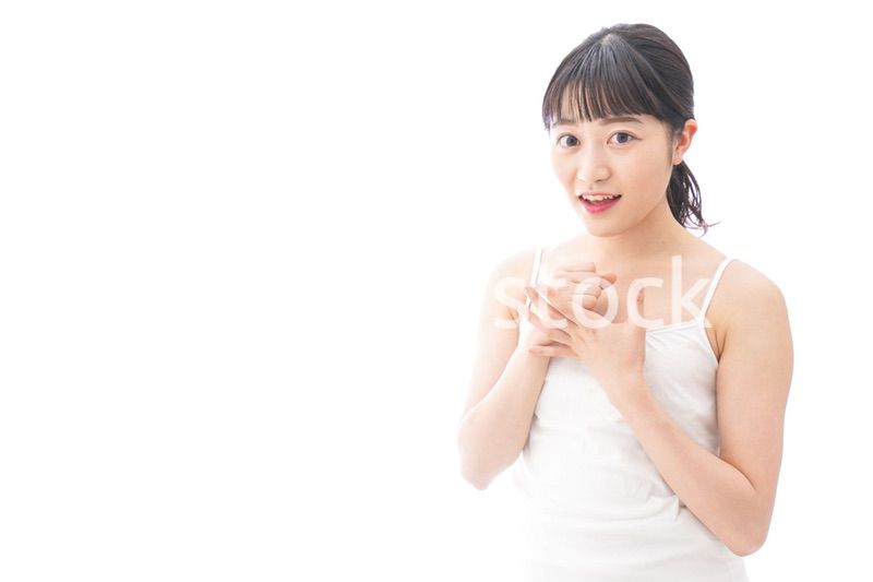 スキンケア・メイクをする若い女性