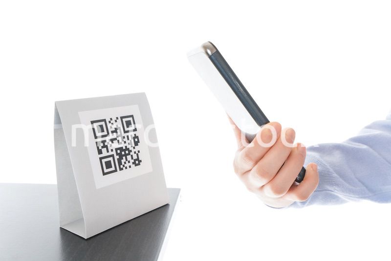 キャッシュレス決済をする若い女性