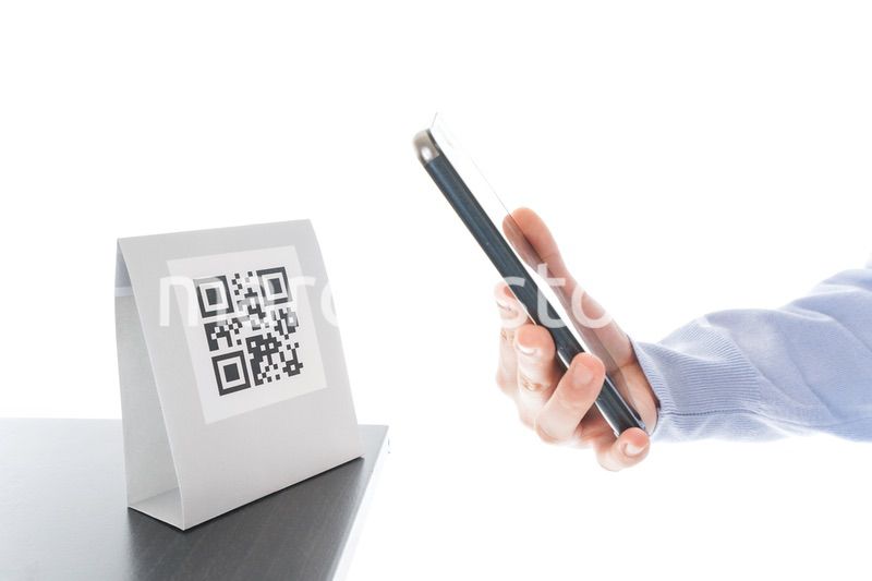 キャッシュレス決済をする若い女性