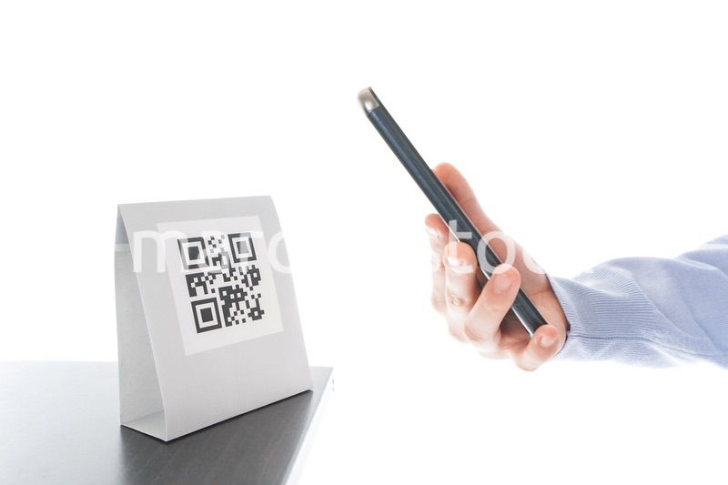 キャッシュレス決済をする若い女性