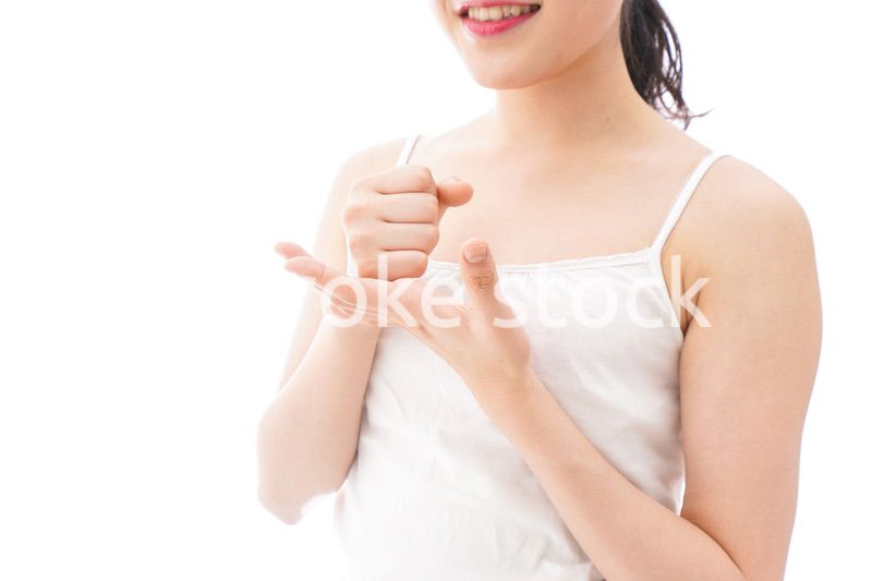 スキンケア・メイクをする若い女性