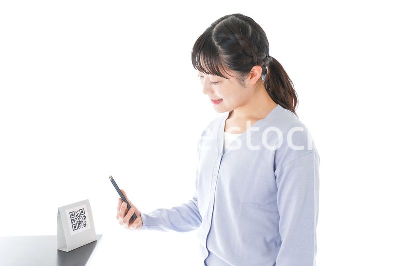 キャッシュレス決済をする若い女性