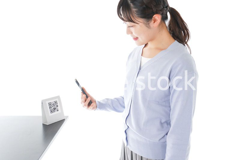 キャッシュレス決済をする若い女性