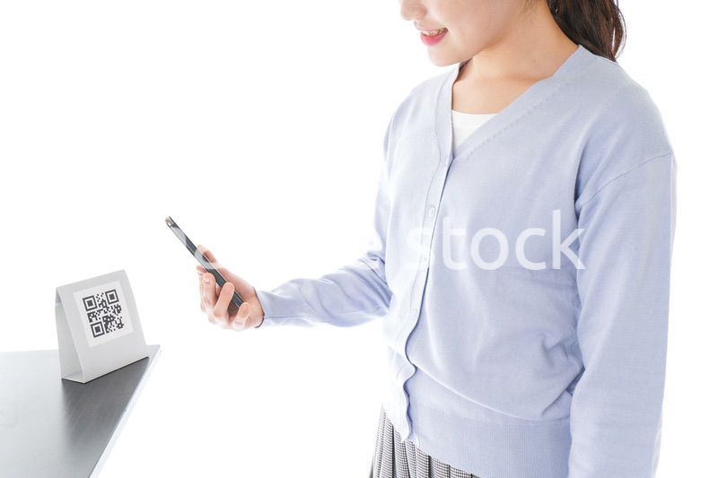 キャッシュレス決済をする若い女性