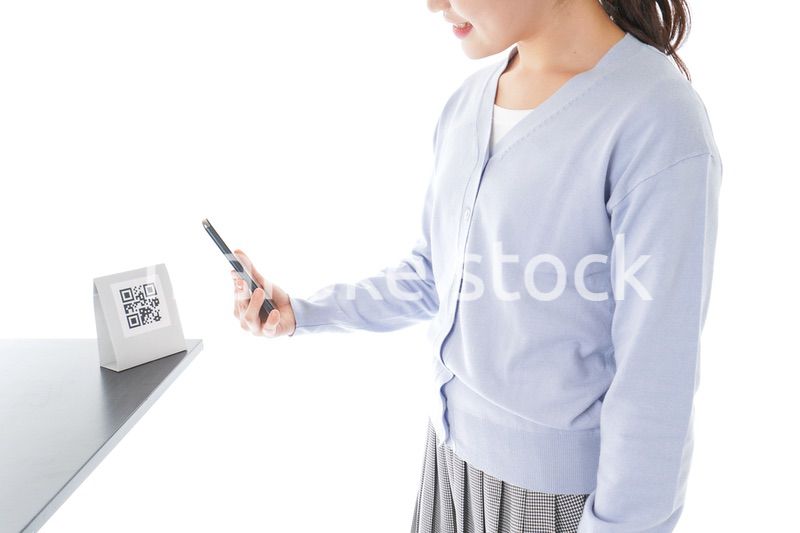 キャッシュレス決済をする若い女性