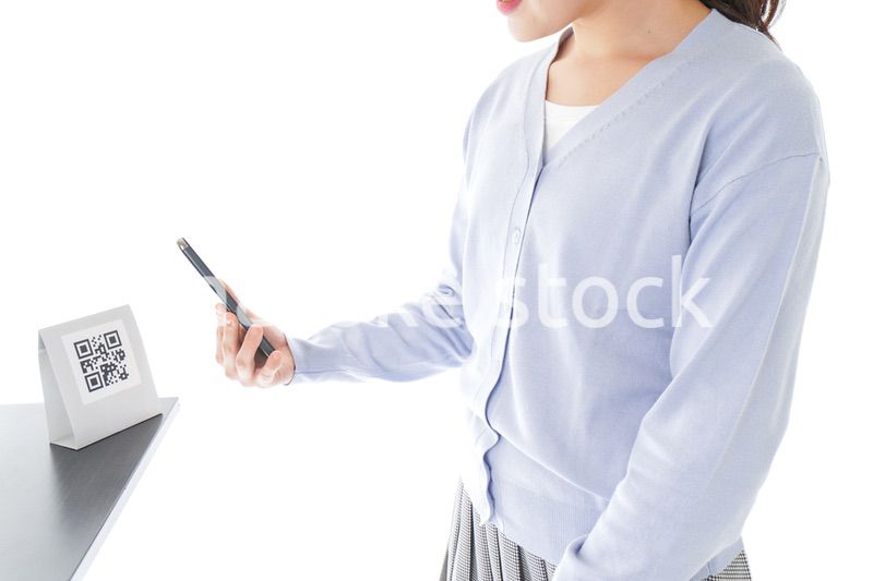 キャッシュレス決済をする若い女性