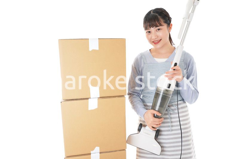 引っ越しをする若い女性