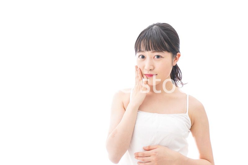 スキンケア・メイクをする若い女性