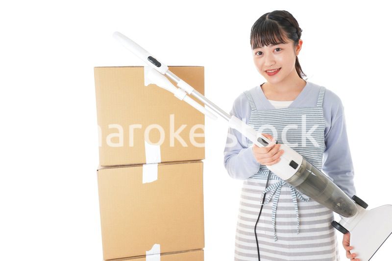 引っ越しをする若い女性